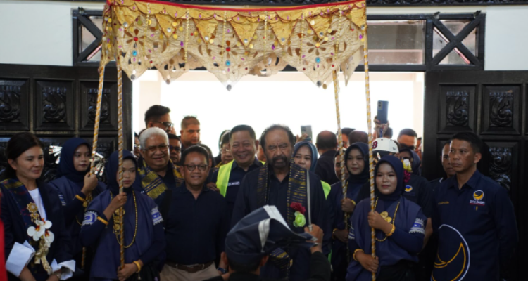 Ratusan kader Partai NasDem kembali menunjukkan soliditasnya. Kali ini, mereka bersama-sama menjemput dan menyambut khusus kedatangan Ketua Umum DPP Nasdem, Surya Paloh di Makassar, Kamis (7/08/25).