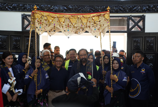 NasDem Sulsel Ratusan kader Partai NasDem kembali menunjukkan soliditasnya. Kali ini, mereka bersama-sama menjemput dan menyambut khusus kedatangan Ketua Umum DPP Nasdem, Surya Paloh di Makassar, Kamis (7/08/25).