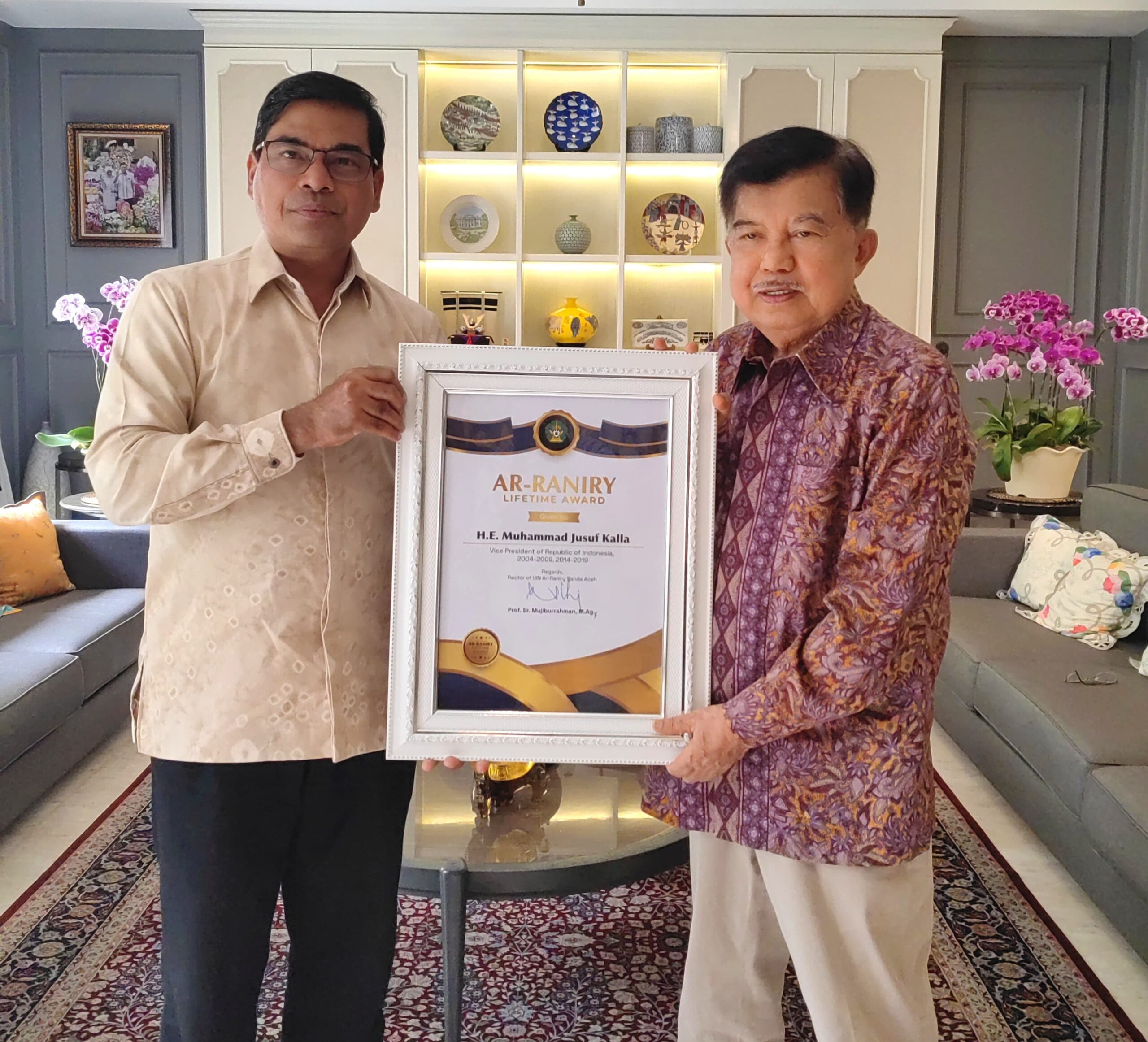 WhatsApp Image 2025-08-18 at 15.53.28 Jusuf Kalla Dapat Penghargaan