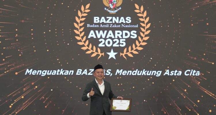 Direktur Eksekutif LAZ Hadji Kalla, Mohammad Zuhair, menerima penghargaan BAZNAS Awards 2025 dalam Rapat Koordinasi Nasional (Rakornas) BAZNAS RI yang digelar di Jakarta, Kamis (28/8/2025) lalu.