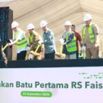 Ketua Dewan Pembina Yayasan RS Islam Faisal, HM Jusuf Kalla melakukan peletakan batu pertama gedung baru RS Faisal, Senin (22/9/2025). Ia didampingi oleh Wali Kota Makassar, Munafri Arifuddin; CEO KALLA, Solihin Jusuf Kalla; Finance & Legal Director KALLA, Imelda Jusuf Kalla; Kepala Dinas Kesehatan Sulsel, Dr. dr. Ishaq Iskandar, Ketua Yayasan RS Islam Faisal, Prof Mansyur Ramly, dan Direktur Utama RS Faisal, dr. Salwa Mochtar.
