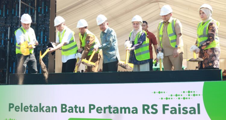 Ketua Dewan Pembina Yayasan RS Islam Faisal, HM Jusuf Kalla melakukan peletakan batu pertama gedung baru RS Faisal, Senin (22/9/2025). Ia didampingi oleh Wali Kota Makassar, Munafri Arifuddin; CEO KALLA, Solihin Jusuf Kalla; Finance & Legal Director KALLA, Imelda Jusuf Kalla; Kepala Dinas Kesehatan Sulsel, Dr. dr. Ishaq Iskandar, Ketua Yayasan RS Islam Faisal, Prof Mansyur Ramly, dan Direktur Utama RS Faisal, dr. Salwa Mochtar.