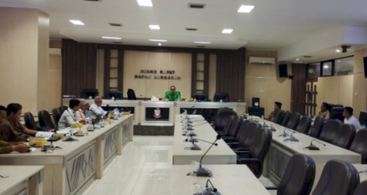 Rapat ini dipimpin oleh Ketua Bapemperda DPRD Makassar, Basdir dari Fraksi PKB dan berlangsung di ruang Banggar, Jalan AP Pettarani, Selasa (10/6/2025).