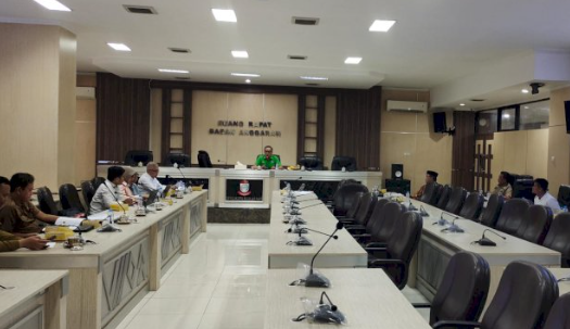 DPRD Makassar Rapat ini dipimpin oleh Ketua Bapemperda DPRD Makassar, Basdir dari Fraksi PKB dan berlangsung di ruang Banggar, Jalan AP Pettarani, Selasa (10/6/2025).
