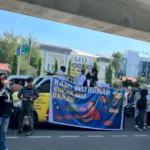 Puluhan warga Perumahan Bukit Cahaya Manggala, Kecamatan Manggala, Kota Makassar menggelar aksi protes di depan Kantor DPRD Makassar, Selasa (17/6/2025).