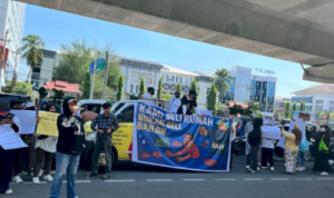 Puluhan warga Perumahan Bukit Cahaya Manggala, Kecamatan Manggala, Kota Makassar menggelar aksi protes di depan Kantor DPRD Makassar, Selasa (17/6/2025).