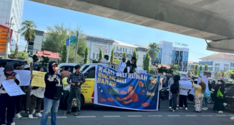 Puluhan warga Perumahan Bukit Cahaya Manggala, Kecamatan Manggala, Kota Makassar menggelar aksi protes di depan Kantor DPRD Makassar, Selasa (17/6/2025).