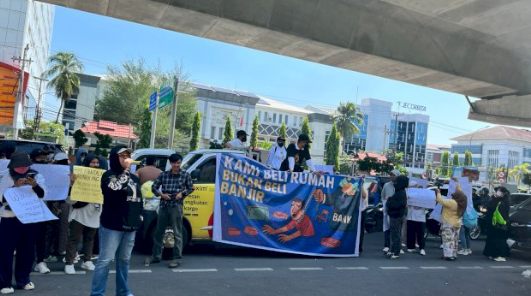 Puluhan warga Perumahan Bukit Cahaya Manggala, Kecamatan Manggala, Kota Makassar menggelar aksi protes di depan Kantor DPRD Makassar, Selasa (17/6/2025).