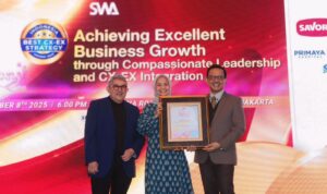 Disa Rizky Novianty People Culture Director KALLA Raih Indonesia Most Powerful Business Women Leader People & Culture Director KALLA sekaligus CEO Kalla Aspal, Disa Rizky Novianty, saat menerima penghargaan bergengsi “Indonesia Most Powerful Business Women Leader 2025 di Indonesia Room Hotel Shangri-La Jakarta pada 8 Oktober 2025.