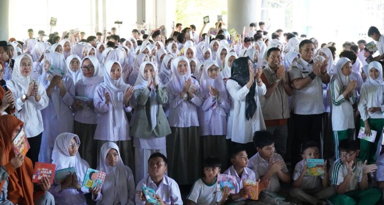 Siswa-siswi Sekolah Islam Athirah Donasikan Buku untuk Literasi di Makassar