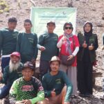 Tim Community Development LAZ Hadji Kalla berfoto bersama di lokasi budidaya Loka Pere di Desa Adolang Dhua, Kabupaten Majene, beberapa waktu lalu.