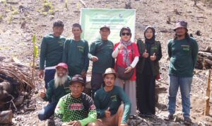 Tim Community Development LAZ Hadji Kalla berfoto bersama di lokasi budidaya Loka Pere di Desa Adolang Dhua, Kabupaten Majene, beberapa waktu lalu. Tim Community Development LAZ Hadji Kalla berfoto bersama di lokasi budidaya Loka Pere di Desa Adolang Dhua, Kabupaten Majene, beberapa waktu lalu.