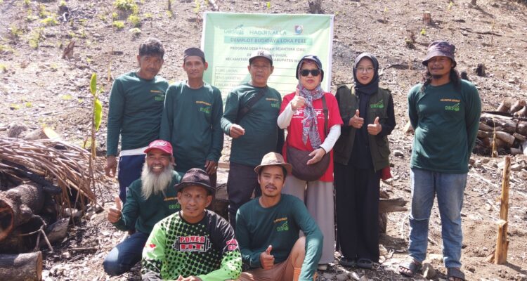 Tim Community Development LAZ Hadji Kalla berfoto bersama di lokasi budidaya Loka Pere di Desa Adolang Dhua, Kabupaten Majene, beberapa waktu lalu.