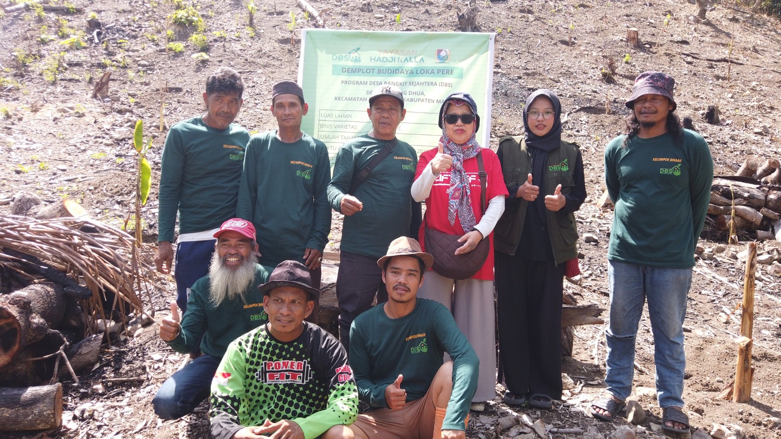 Tim Community Development LAZ Hadji Kalla berfoto bersama di lokasi budidaya Loka Pere di Desa Adolang Dhua, Kabupaten Majene, beberapa waktu lalu. Tim Community Development LAZ Hadji Kalla berfoto bersama di lokasi budidaya Loka Pere di Desa Adolang Dhua, Kabupaten Majene, beberapa waktu lalu.