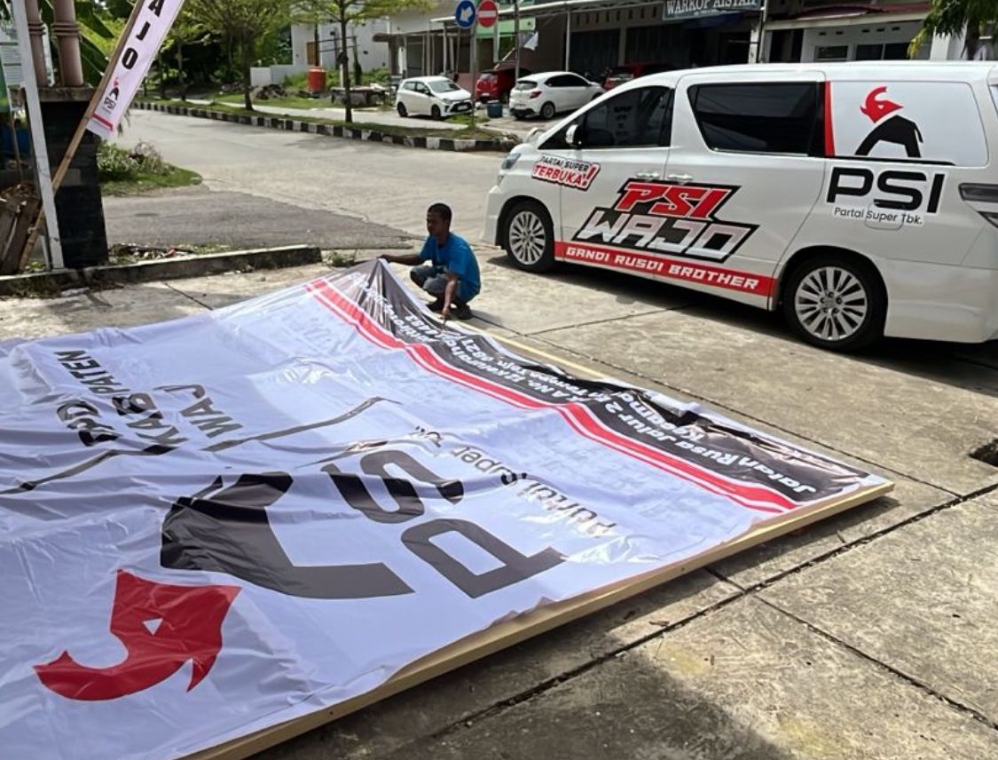 Pemasangan Baliho Partai PSI di Kabupaten Wajo Pemasangan Baliho Partai PSI di Kabupaten Wajo