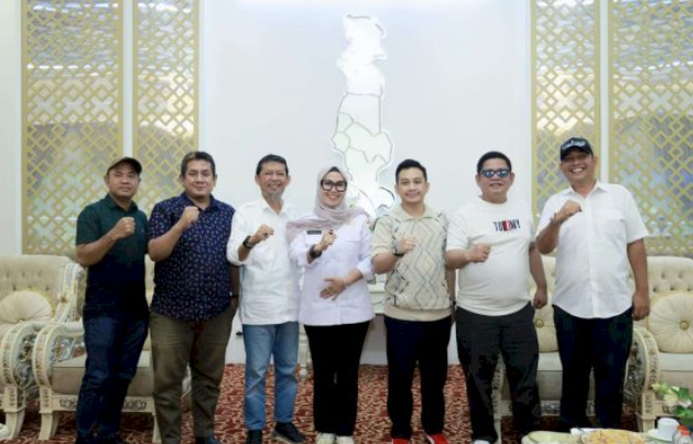 Bupati Barru, A. Ina Kartika Sari, menerima kunjungan kerja dari Anggota Komisi C DPRD Kota Makassar di Rumah Jabatan Bupati, Jalan Sultan Hasanuddin, Rabu (23/4/2025).