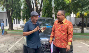 Mantan Anggota DPRD Kota Makassar tiga periode, Nasran Mone, secara resmi mengembalikan kendaraan mobil dinas ke Sekretariat DPRD Kota Makassar. Mantan Anggota DPRD Kota Makassar tiga periode, Nasran Mone, secara resmi mengembalikan kendaraan mobil dinas ke Sekretariat DPRD Kota Makassar.