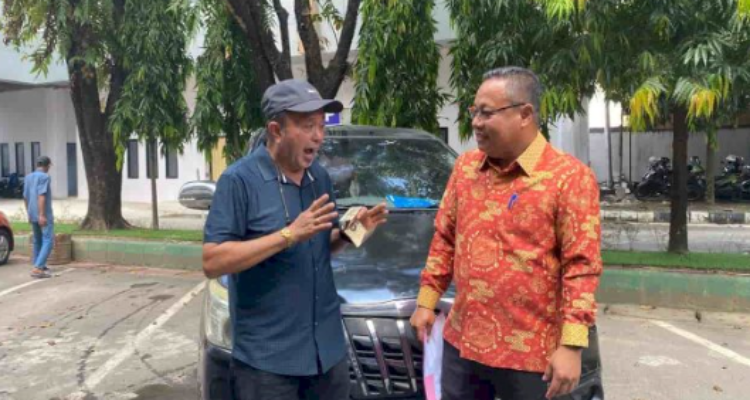 Mantan Anggota DPRD Kota Makassar tiga periode, Nasran Mone, secara resmi mengembalikan kendaraan mobil dinas ke Sekretariat DPRD Kota Makassar.
