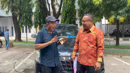 Mantan Anggota DPRD Kota Makassar tiga periode, Nasran Mone, secara resmi mengembalikan kendaraan mobil dinas ke Sekretariat DPRD Kota Makassar. Mantan Anggota DPRD Kota Makassar tiga periode, Nasran Mone, secara resmi mengembalikan kendaraan mobil dinas ke Sekretariat DPRD Kota Makassar.