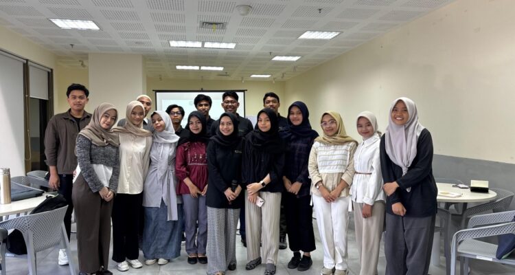 Para penerima Beasiswa Kalla saat menerima pembekalan dari praktisi di lingkup unit bisnis KALLA, beberapa waktu lalu.