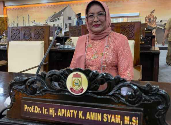 ANGGOTA DPRD MAKASSAR - Prof. Dr. Ir. H. Apiaty K Amin Syam,