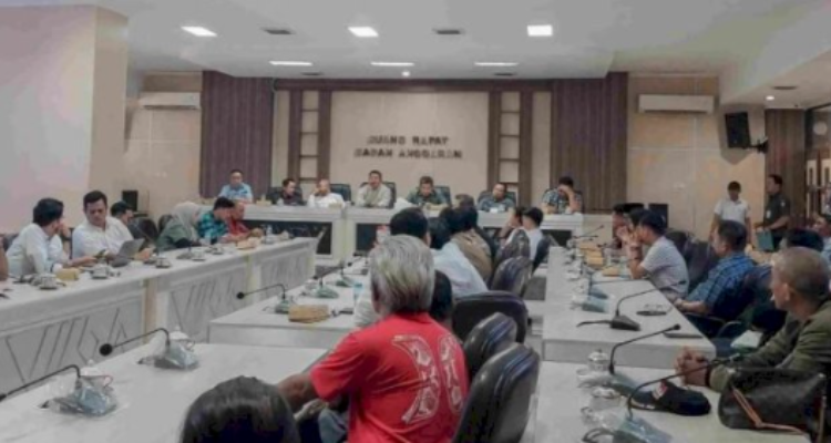 DPRD Makassar gelar Rapat Dengar Pendapat (RDP) terkait bangunanan di Jalan Bulusaruang, yang diduga melanggar aturan konstruksi dan membahayakan keselamatan warga, Rabu (4/6/2025).