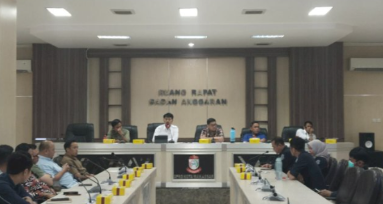Komisi A DPRD Kota Makassar menggelar rapat dengar pendapat dengan Asosiasi Pengusaha Industri Hiburan (APIH) Makassar, di ruang Badan Anggaran DPRD, Jalan A.P. Pettarani, pada Selasa (3/6/2025).