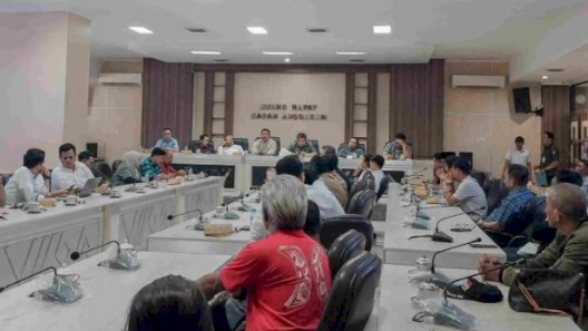 DPRD Makassar gelar Rapat Dengar Pendapat (RDP) terkait bangunanan di Jalan Bulusaruang, yang diduga melanggar aturan konstruksi dan membahayakan keselamatan warga, Rabu (4/6/2025).
