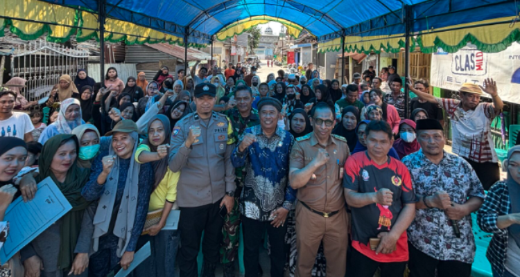 Anggota DPRD Kota Makassar, H Ruslan Lallo, bersama konstituennya di kelurahan Kaluku Bodoa