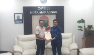 Ketua KPU Makassar Muhammad Yasir Arafat, resmi menyerahkan nama pengganti Ruslan Mahmud, kepada Ketua DPRD Makassar Supratman di ruang kerjanya, Rabu, 4 Juni 2025.