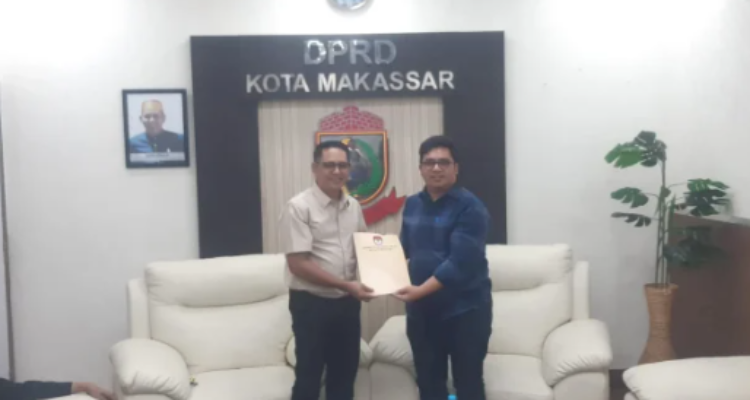 Ketua KPU Makassar Muhammad Yasir Arafat, resmi menyerahkan nama pengganti Ruslan Mahmud, kepada Ketua DPRD Makassar Supratman di ruang kerjanya, Rabu, 4 Juni 2025.