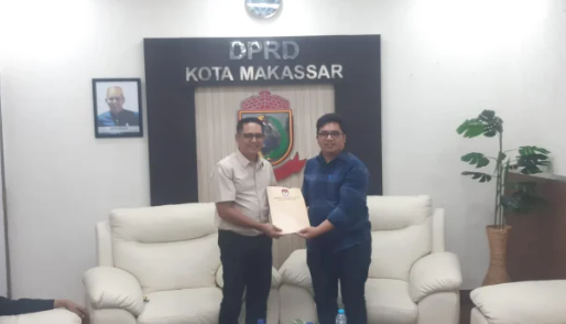 Ketua KPU Makassar Muhammad Yasir Arafat, resmi menyerahkan nama pengganti Ruslan Mahmud, kepada Ketua DPRD Makassar Supratman di ruang kerjanya, Rabu, 4 Juni 2025.
