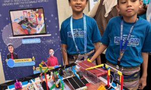 Rakha Al-Fatih, siswa kelas 5 SD Islam Athirah 2 Bukit Baruga, justru menciptakan robot yang bisa membantu dokter dan perawat. Lewat karyanya berjudul MediBot, Rakha meraih medali perak pada Kontes Robot Nusantara (KRON) ASEAN, ajang kompetisi robotik pelajar se-Asia Tenggara. Rakha Al-Fatih, siswa kelas 5 SD Islam Athirah 2 Bukit Baruga, justru menciptakan robot yang bisa membantu dokter dan perawat. Lewat karyanya berjudul MediBot, Rakha meraih medali perak pada Kontes Robot Nusantara (KRON) ASEAN, ajang kompetisi robotik pelajar se-Asia Tenggara.
