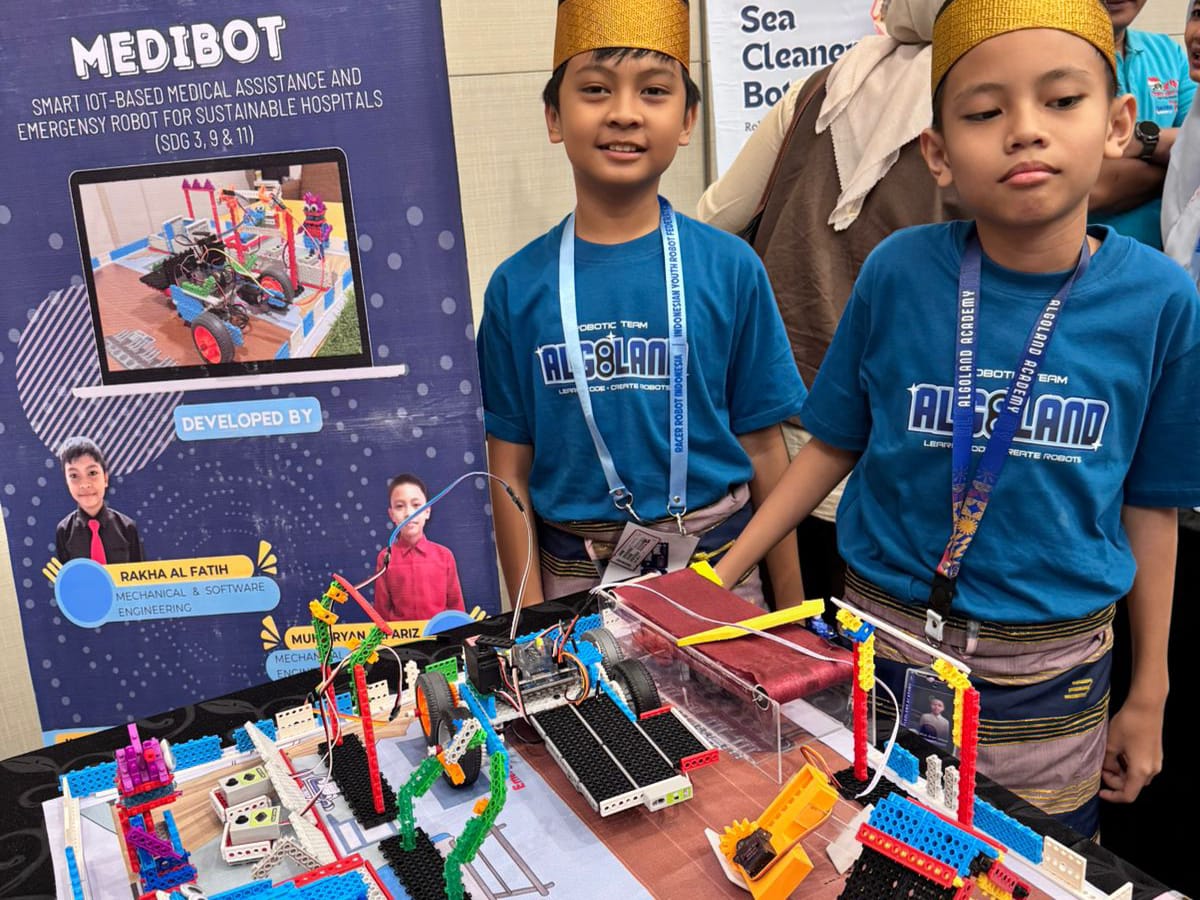 Rakha Al-Fatih, siswa kelas 5 SD Islam Athirah 2 Bukit Baruga, justru menciptakan robot yang bisa membantu dokter dan perawat. Lewat karyanya berjudul MediBot, Rakha meraih medali perak pada Kontes Robot Nusantara (KRON) ASEAN, ajang kompetisi robotik pelajar se-Asia Tenggara. Rakha Al-Fatih, siswa kelas 5 SD Islam Athirah 2 Bukit Baruga, justru menciptakan robot yang bisa membantu dokter dan perawat. Lewat karyanya berjudul MediBot, Rakha meraih medali perak pada Kontes Robot Nusantara (KRON) ASEAN, ajang kompetisi robotik pelajar se-Asia Tenggara.