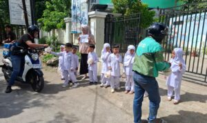 TK Islam Athirah Racing Center mendorong para siswa untuk belajar peduli sejak dini. Salah satu yang dilakukan yakni, menggelar kegitan “Jumat Berbagi”  (31/10/2025).