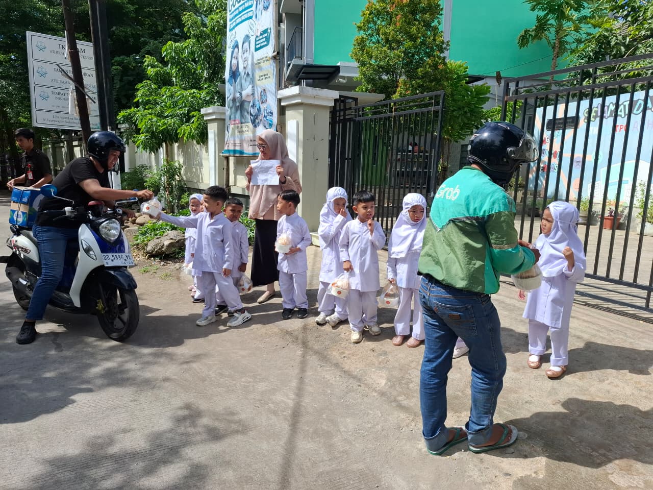 TK Islam Athirah Racing Center mendorong para siswa untuk belajar peduli sejak dini. Salah satu yang dilakukan yakni, menggelar kegitan “Jumat Berbagi”  (31/10/2025).