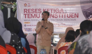 Eric Horas saat menggelar reses ketiga masa persidangan ketiga tahun sidang 2024-2025 di Jalan Kemauan 6 RT 03 RW 05, Kelurahan Maccini Parang, Kecamatan Makassar, Kamis (19/6/2025).