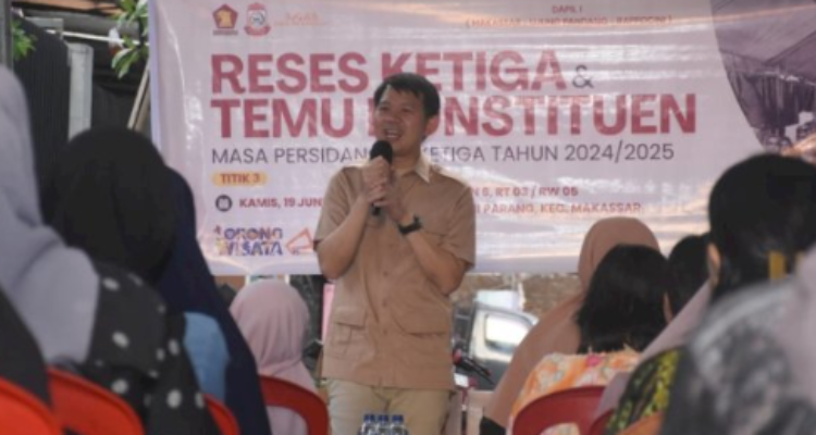 Eric Horas saat menggelar reses ketiga masa persidangan ketiga tahun sidang 2024-2025 di Jalan Kemauan 6 RT 03 RW 05, Kelurahan Maccini Parang, Kecamatan Makassar, Kamis (19/6/2025).