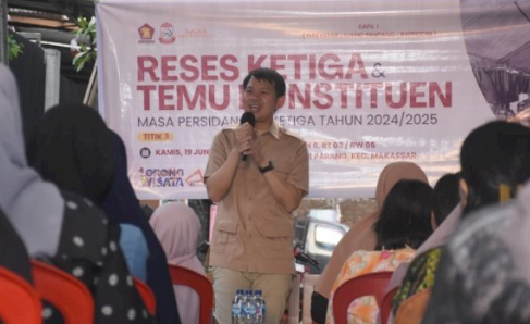 Eric Horas saat menggelar reses ketiga masa persidangan ketiga tahun sidang 2024-2025 di Jalan Kemauan 6 RT 03 RW 05, Kelurahan Maccini Parang, Kecamatan Makassar, Kamis (19/6/2025). Eric Horas saat menggelar reses ketiga masa persidangan ketiga tahun sidang 2024-2025 di Jalan Kemauan 6 RT 03 RW 05, Kelurahan Maccini Parang, Kecamatan Makassar, Kamis (19/6/2025).
