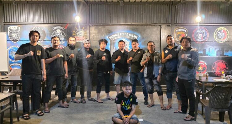 Unit Resmob Polda Sulsel berhasil mengamankan residivis pencurian dengan kekerasan, Ignatius Ronaldo alias Ronal (28), di sebuah wisma di Jalan Dg. Ramang, Makassar, pada Minggu (26/10/2025) dini hari.