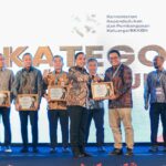 Manager Humanity and Environment LAZ Hadji Kalla, Sapril Akhmady, menerima penghargaan dari Kementerian Kependudukan dan Pembangunan Keluarga/BKKBN di Jakarta, pekan lalu. LAZ Hadji Kalla berhasi mendapatkan predikat GOLD sebagai Mitra LSM/Komunitas Orang Tua Asuh Cegah Stunting (GENTING) pada Genting Collaboration Summit 2025.