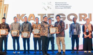 Manager Humanity and Environment LAZ Hadji Kalla, Sapril Akhmady, menerima penghargaan dari Kementerian Kependudukan dan Pembangunan Keluarga/BKKBN di Jakarta, pekan lalu. LAZ Hadji Kalla berhasi mendapatkan predikat GOLD sebagai Mitra LSM/Komunitas Orang Tua Asuh Cegah Stunting (GENTING) pada Genting Collaboration Summit 2025.