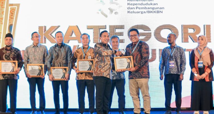 Manager Humanity and Environment LAZ Hadji Kalla, Sapril Akhmady, menerima penghargaan dari Kementerian Kependudukan dan Pembangunan Keluarga/BKKBN di Jakarta, pekan lalu. LAZ Hadji Kalla berhasi mendapatkan predikat GOLD sebagai Mitra LSM/Komunitas Orang Tua Asuh Cegah Stunting (GENTING) pada Genting Collaboration Summit 2025.