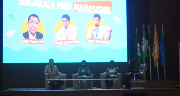 Penyampaian materi oleh Muhammad Yusuf selaku narasumber talkshow bertajuk "Senjakala Pers Mahasiswa" di Auditorium Kampus II UIN Alauddin Makassar. Rabu (17/12/2025).