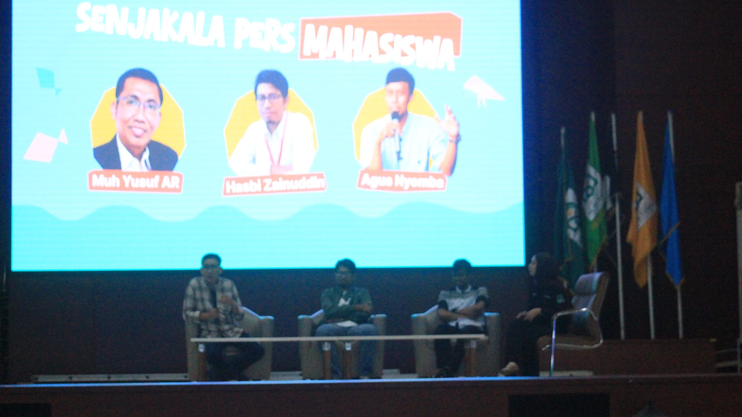 Penyampaian materi oleh Muhammad Yusuf selaku narasumber talkshow bertajuk "Senjakala Pers Mahasiswa" di Auditorium Kampus II UIN Alauddin Makassar. Rabu (17/12/2025).