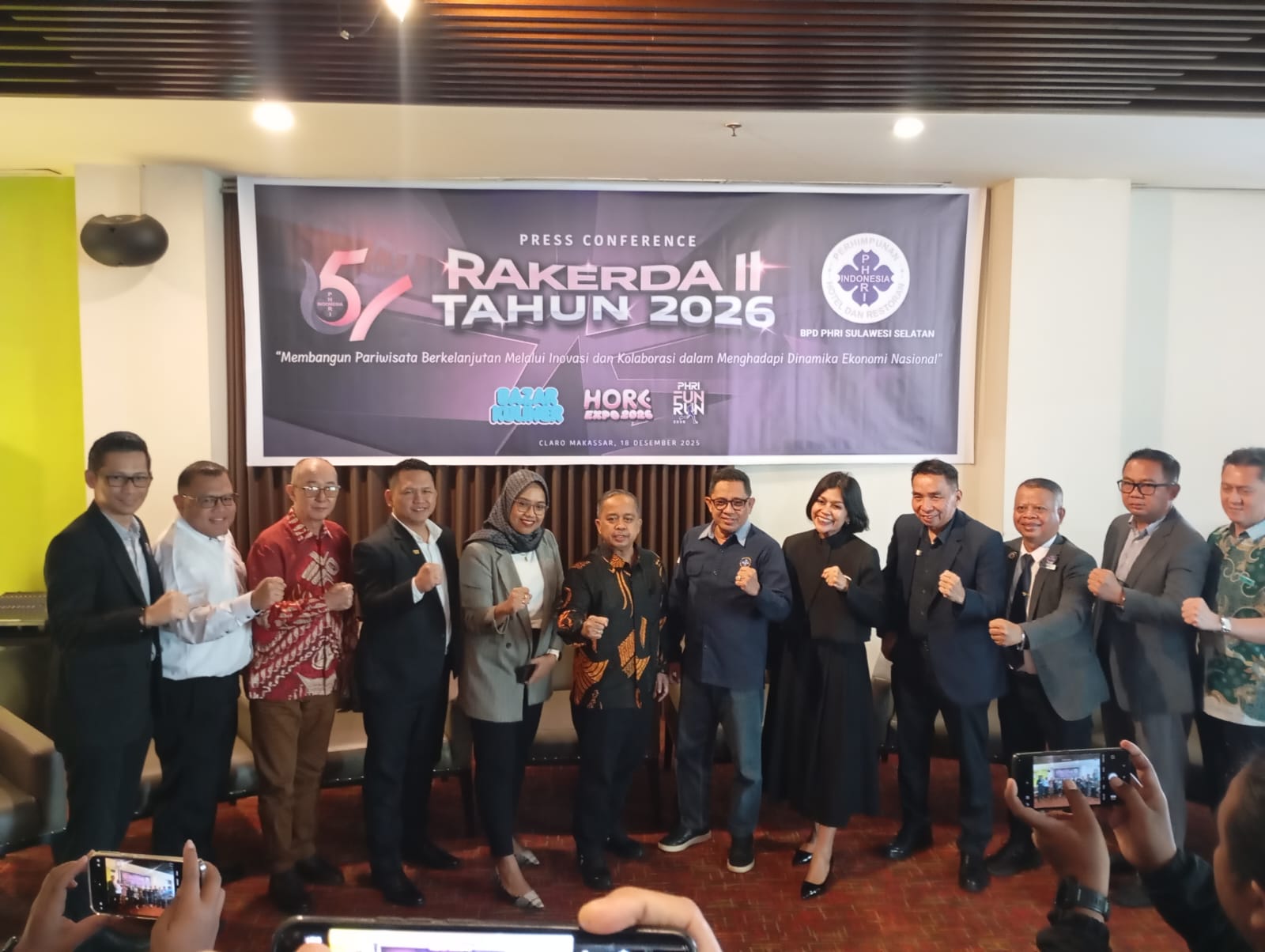 Perhimpunan Hotel dan Restoran Indonesia (PHRI) Sulawesi Selatan tancap gas menyambut awal tahun 2026 dengan menyiapkan sejumlah agenda strategis berskala besar. Mulai dari bazar kuliner, Hore Expo 2026, hingga PHRI Fun Run, seluruh rangkaian kegiatan ini dirancang untuk memperkuat sektor pariwisata sekaligus menggerakkan ekonomi kreatif daerah.
