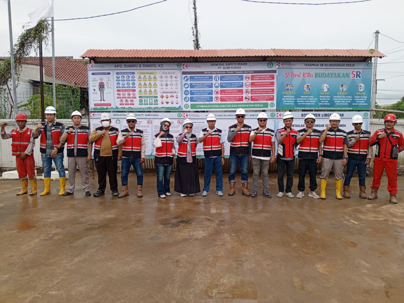 Bumi Karsa meraih Penghargaan Keselamatan dan Kesehatan Kerja (K3) kategori Platinum dari Gubernur Jawa Barat dalam rangka Bulan K3 Nasional, (6/2/2026).