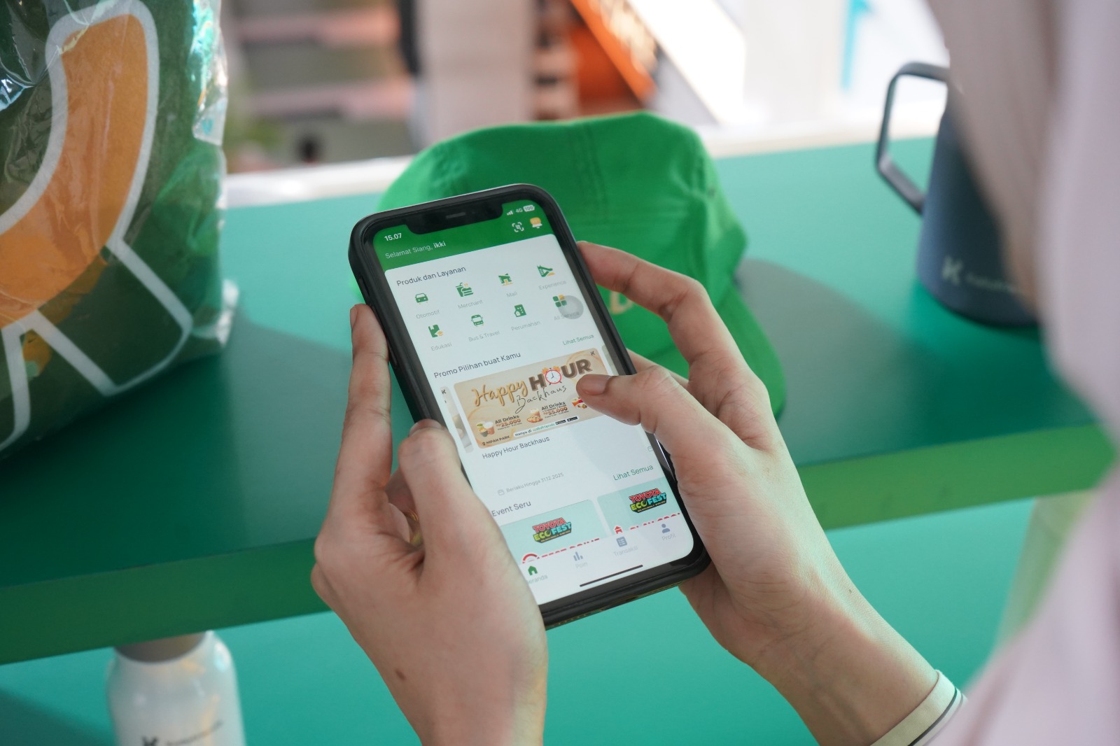 Kallafriends ऍप्लिकेशनचे स्वरूप विविध वैशिष्ट्यांसह येते, जसे की व्हाउचर सेवा आणि व्यापारी उत्पादने, कार्यक्रमाची तिकिटे आणि आकर्षण तिकिटे. रमजान दरम्यान, हे ॲप्लिकेशन SAO Eating Point (SAO) Mal Ratu Indah (MaRI) येथे व्यवहार करणाऱ्या ग्राहकांसाठी सोन्याची बक्षिसे आणि डझनभर आकर्षक वस्तूंसह शॉप अँड ग्रीट कार्यक्रम सादर करते.