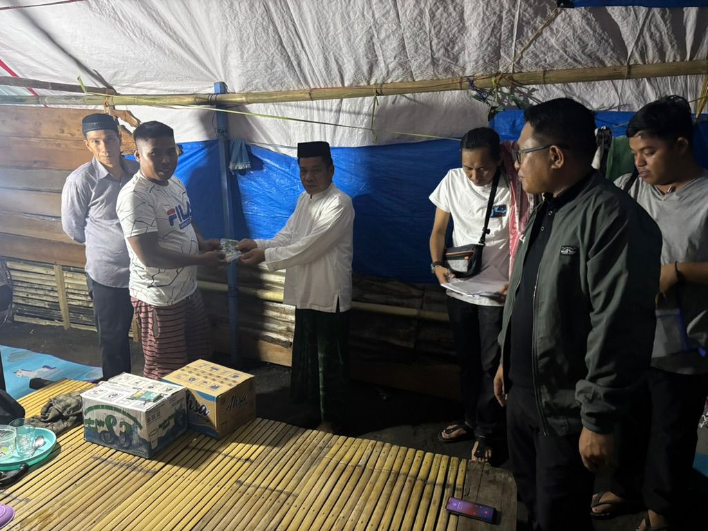 LAZ Kalla Tim LAZ Hadji Kalla menyalurkan bantuan kemanusiaan melalui Program Bantuan Penanggulangan Dampak Bencana kepada warga terdampak kebakaran di Dusun Kampung Tulu, Desa Galung Tuluk, Kecamatan Balanipa, Kabupaten Polewali Mandar, beberapa waktu lalu