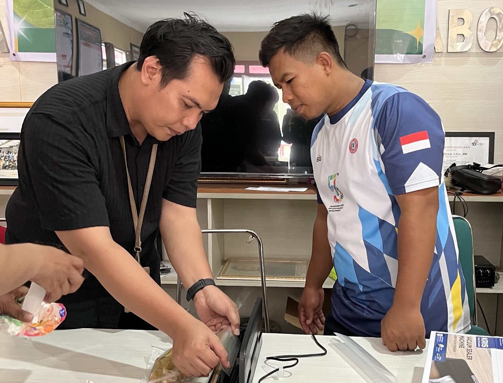 Dosen Program Studi Kewirausahaan Kalla Institute, Syarief Dienan Yahya, melaksanakan kegiatan Pengabdian Kepada Masyarakat (PKM) dengan mengedukasi warga terkait tata kelola ekowisata dan UMKM di Desa Tabo-Tabo, Kabupaten Pangkep, pada tahun lalu. Syarief merupakan salah satu dosen penerima pendanaan penelitian dan PKM Kemendiktisaintek tahun 2026.